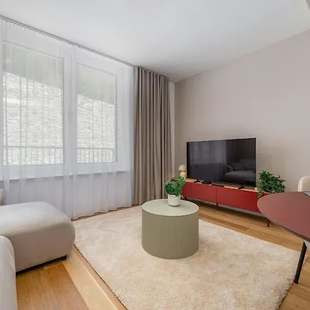 Modern 1-bedroom In Vydrica Near Castle Appartamento *